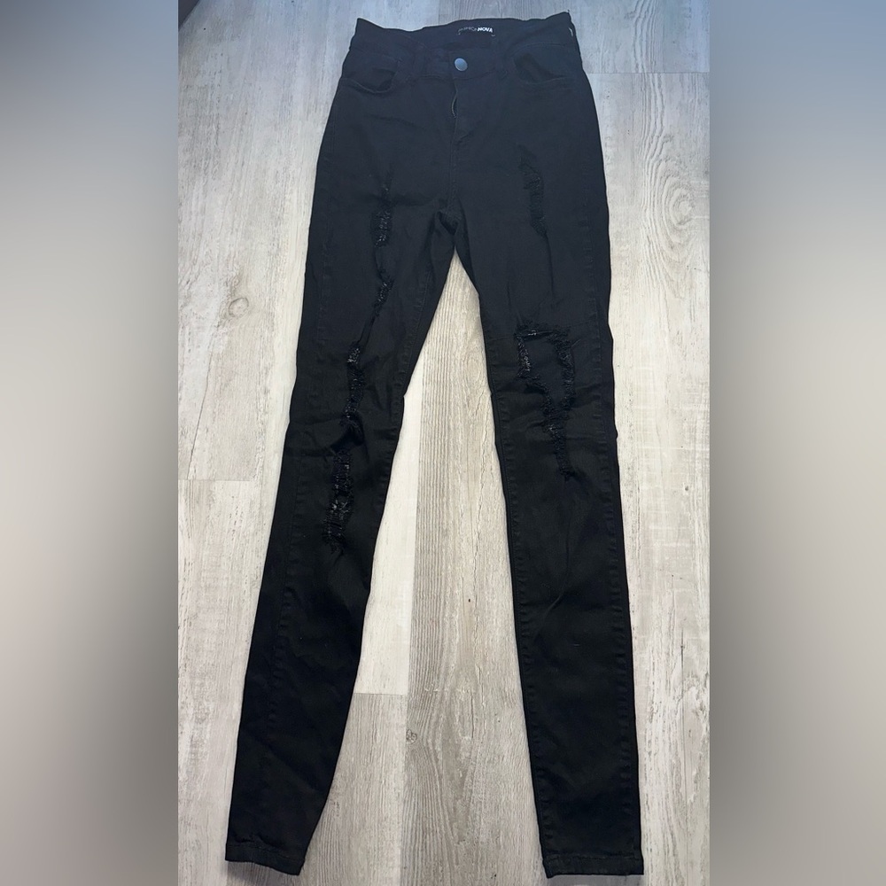 Fashion nova distressed skinny jeans size 3